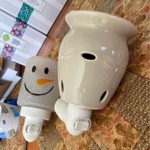 2 Scentsy plug in warmers
